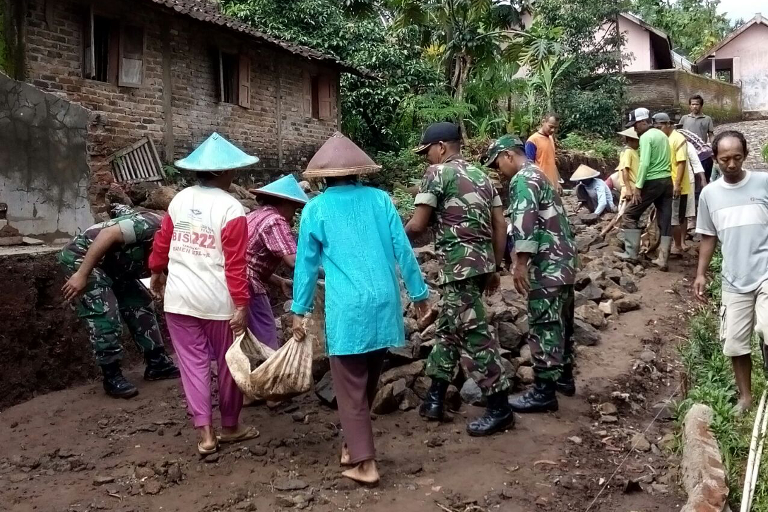 Koramil 0804/03 Panekan Bersama Warga Membuat Jalan Makadam