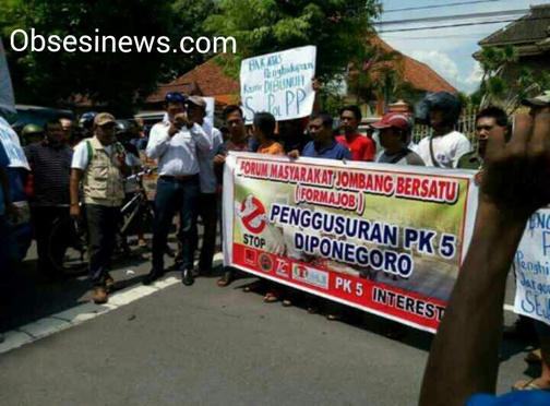 ​Massa Dari Berbagai Elemen Formajob Gelar Demo Di Pemkab Jombang 