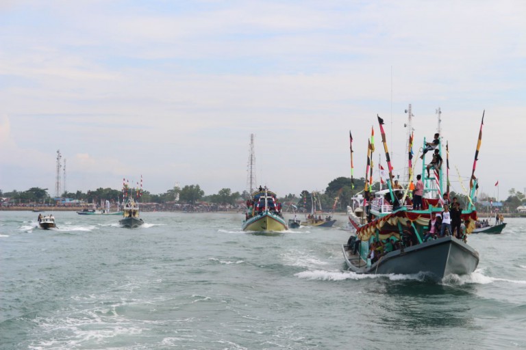 Parade Kapal Hias Turut Meriahkan Pesta Laut