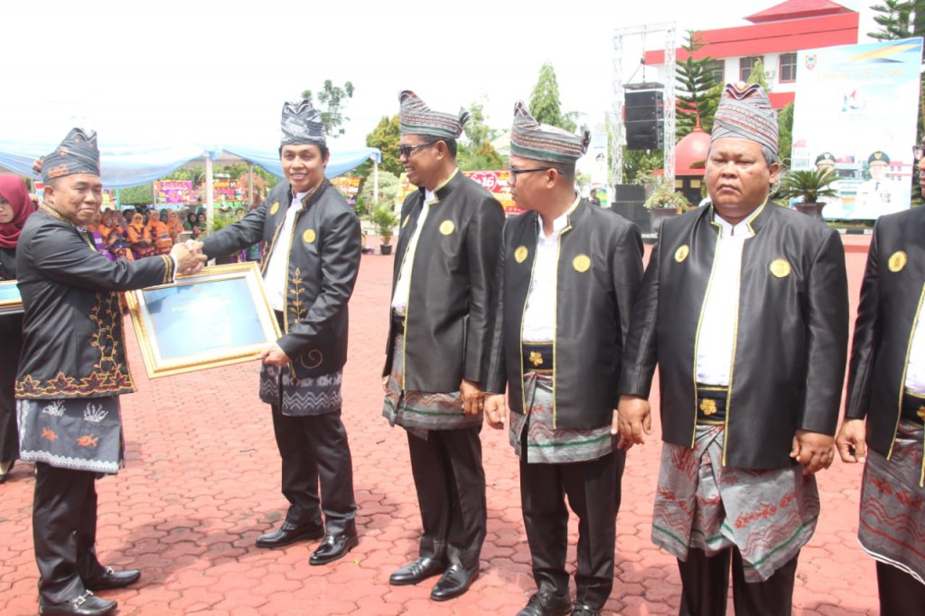 Bupati Tanbu Terima Penghargaan Bidang Pendidikan Di Hari Jadi Kab. Tanbu Ke 16