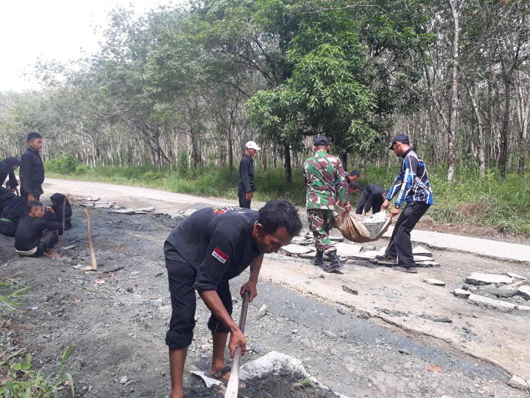 Peringati HUT Tanbu Ke 16 Koramil 1022-06/ SLB Gelar Karya Bhakti