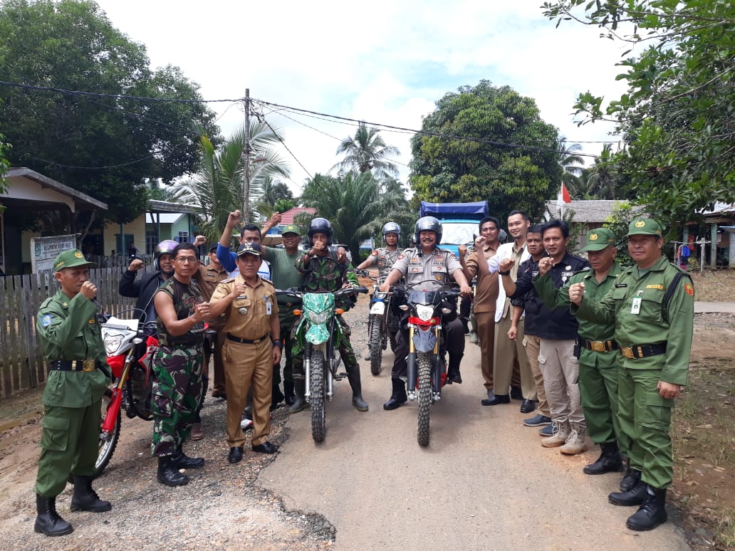 Danramil 1022-03/Khu Bersama Muspika Kusan Hulu Lepas Logistik PEMILU Untuk Daerah Rawan