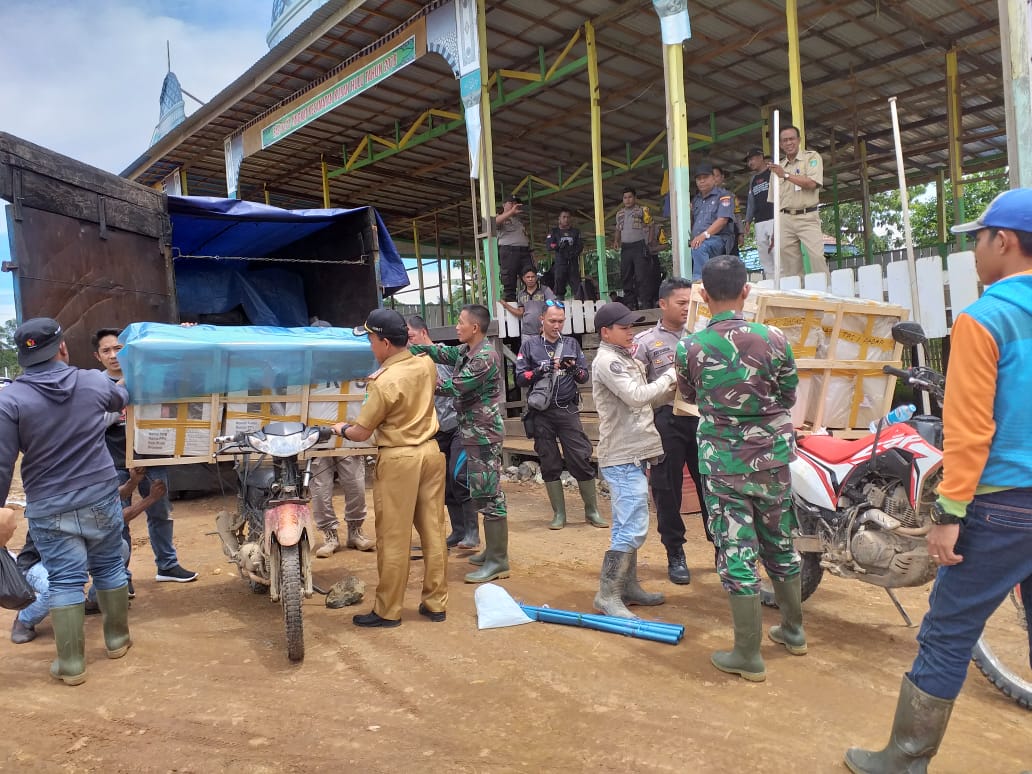 Mulawarman Peduli; Medan Berat Daerah Rawan Sebagai Tantangan Babinsa Koramil 1022-03/Kusan Hulu Kawal Distribusi Logistik Pemilu