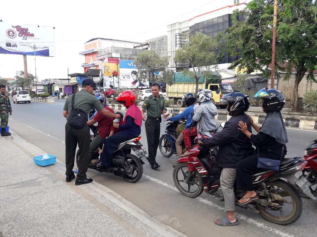 Mulawarman Peduli; Koramil 01/SPE Bagikan Takjil Bagi Pengendara Yang Berbuka Di Jalan