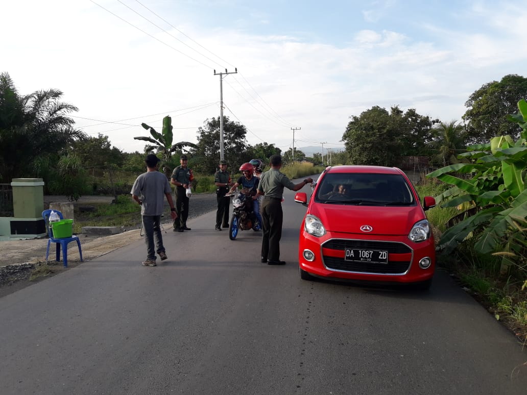 Mulawarman Peduli; Koramil 05/Krb Bagikan Takjil Berbuka