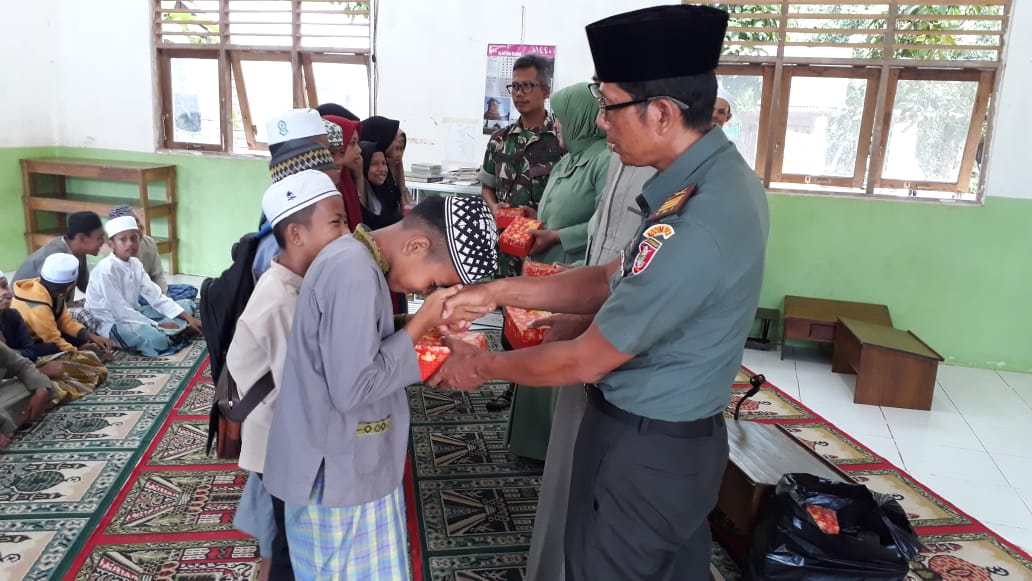 Mulawarman Peduli; Koramil 1022-03/Khu Anjangsana Bagi Takjil Di Pondok Pesantren