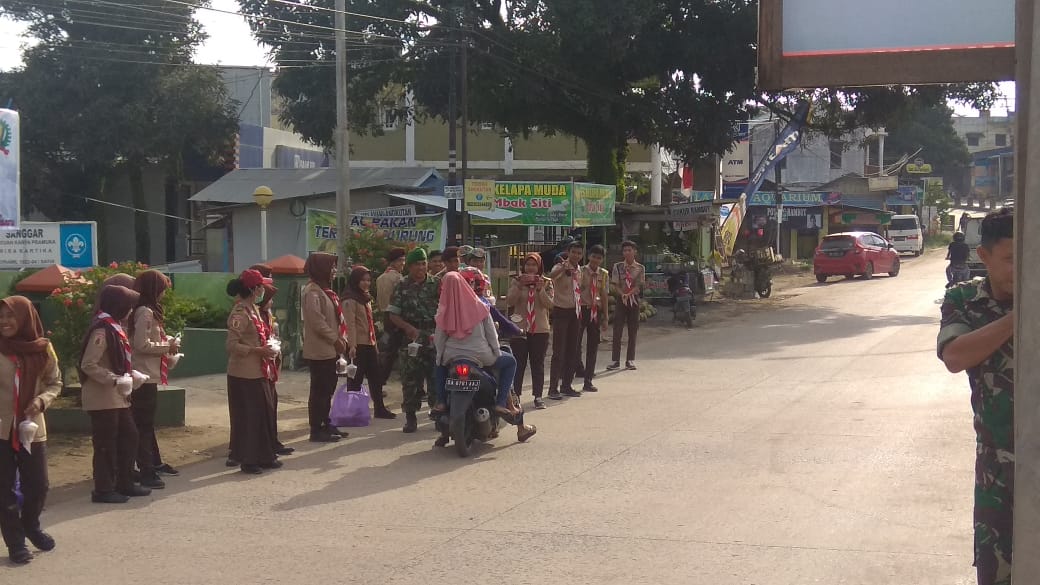 Mulawarman Peduli; Koramil 04/Satui Berbagi Takjil Gratis