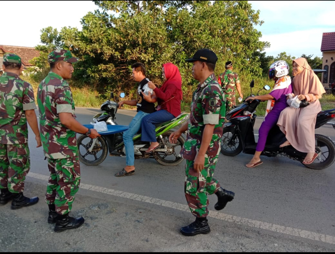 Mulawarman Peduli; Koramil 06/Sln Bagikan Takjil Untuk Pengendara Yang Lewat