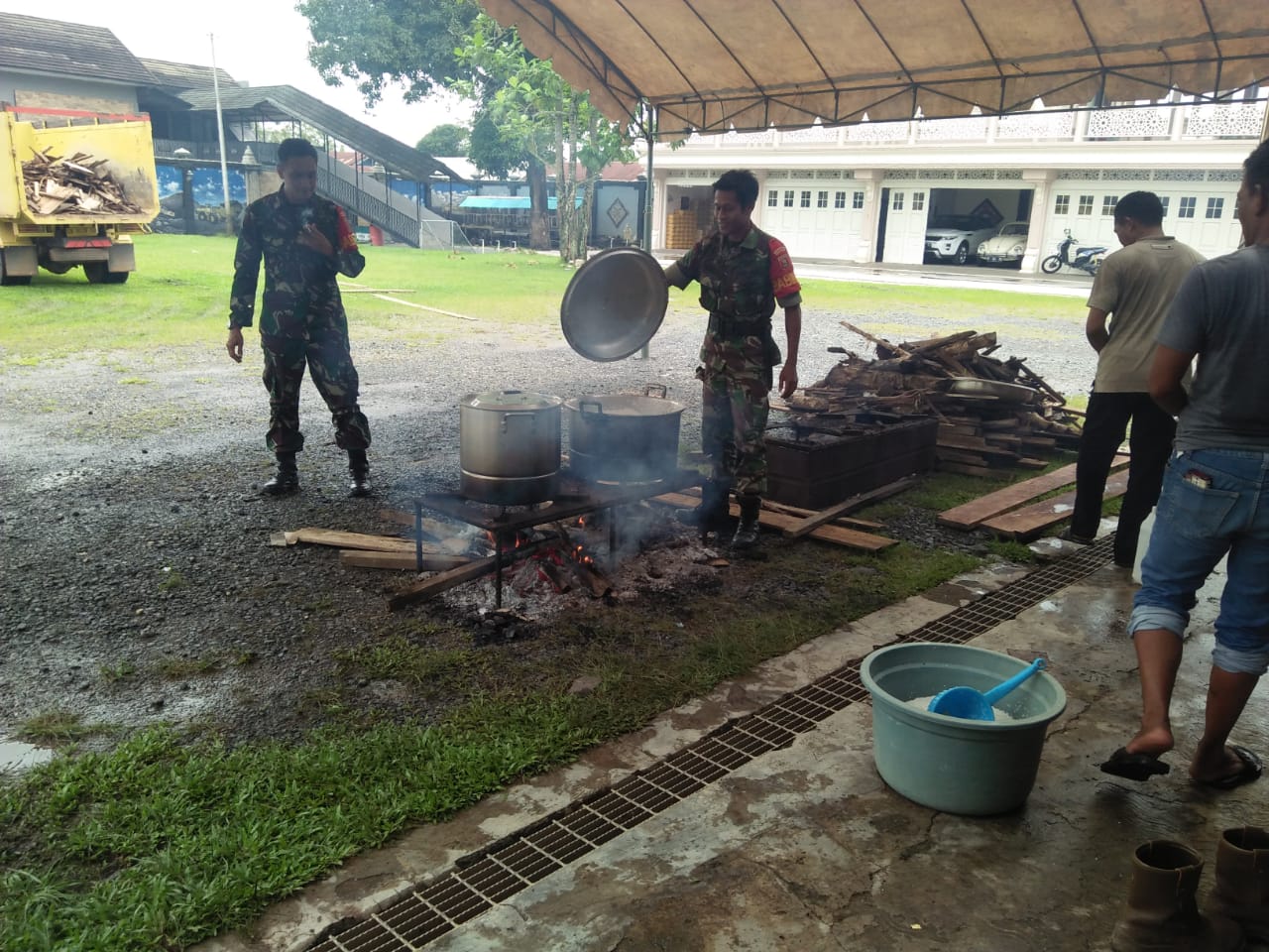 Mulawarman Peduli; Koramil 04/Satui Bersama PT. ABC Sediakan Dapur Umum Untuk Pengungsi Korban Banjir