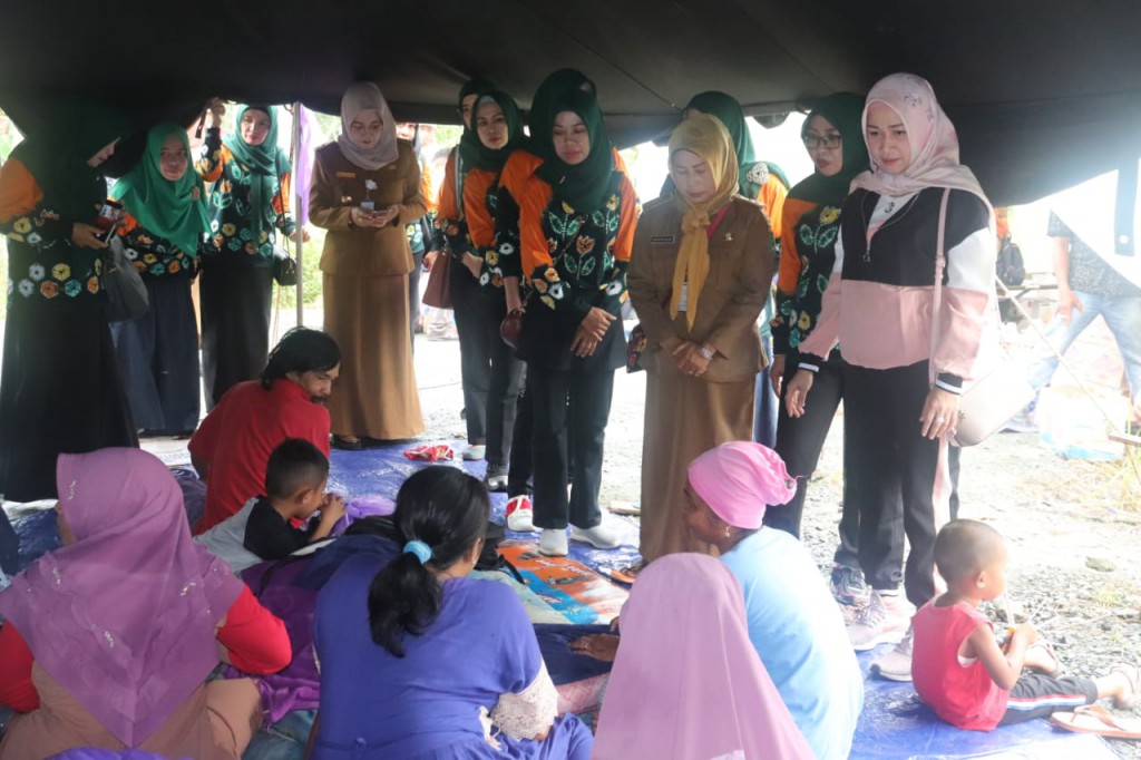 Ketua Darma Wanita Tanbu Tinjau Penampungan Pengungsi Bencana Banjir