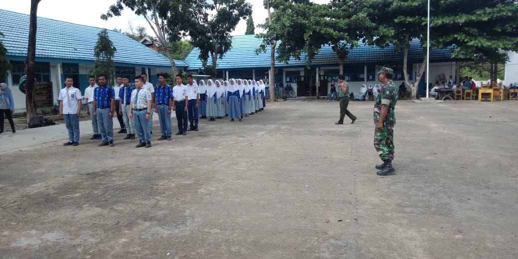 Jajaran Koramil 05/Krb Bekali Siswa Siswi SMAN 1 Mantewe Wasbang dan PBB