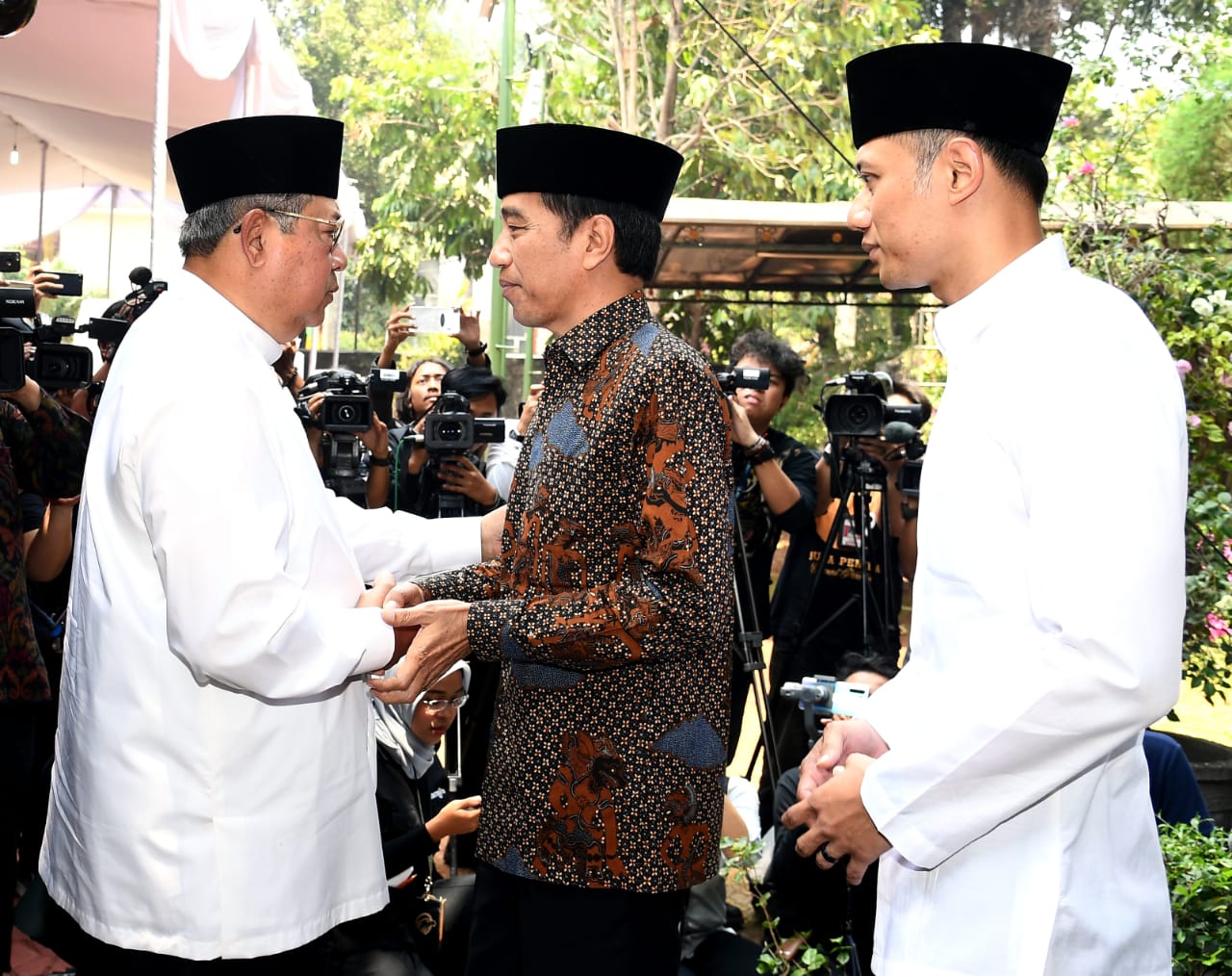 Presiden Jokowi Melayat Ibunda Presiden Ke 6