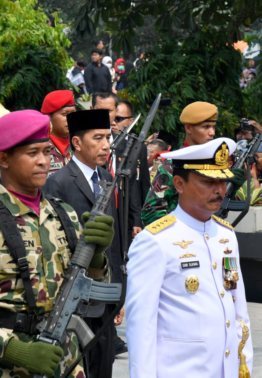 Presiden Jokowi Pimpin Upacara Pemakaman Alam. BJ. Habibi