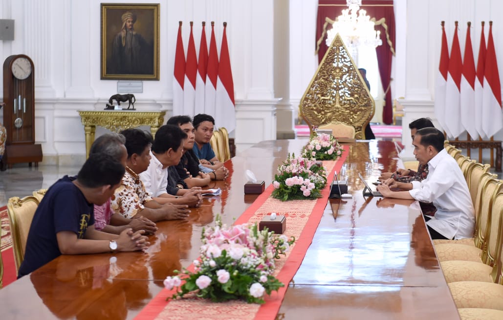 Presiden RI Menerima Petani Pengunjuk Rasa Di Istana
