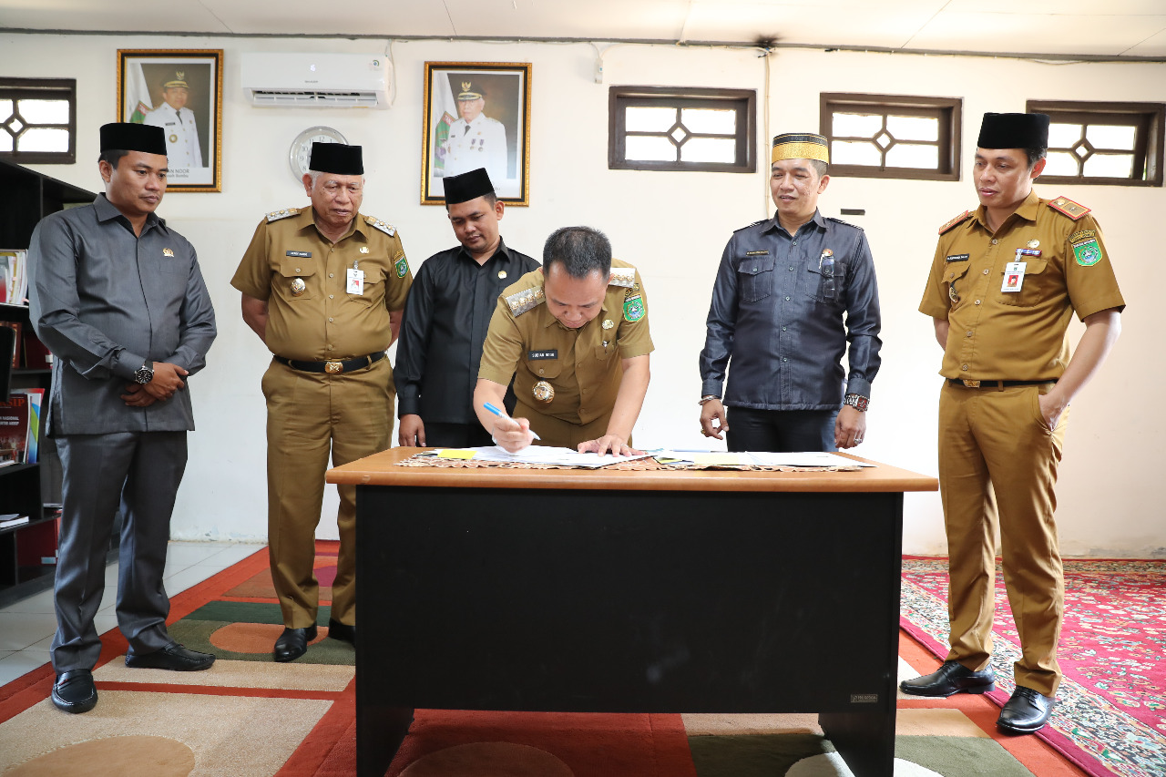 Penandatanganan Dana Hibah Dari Pemkab Tanbu Oleh KPU dan Bawaslu