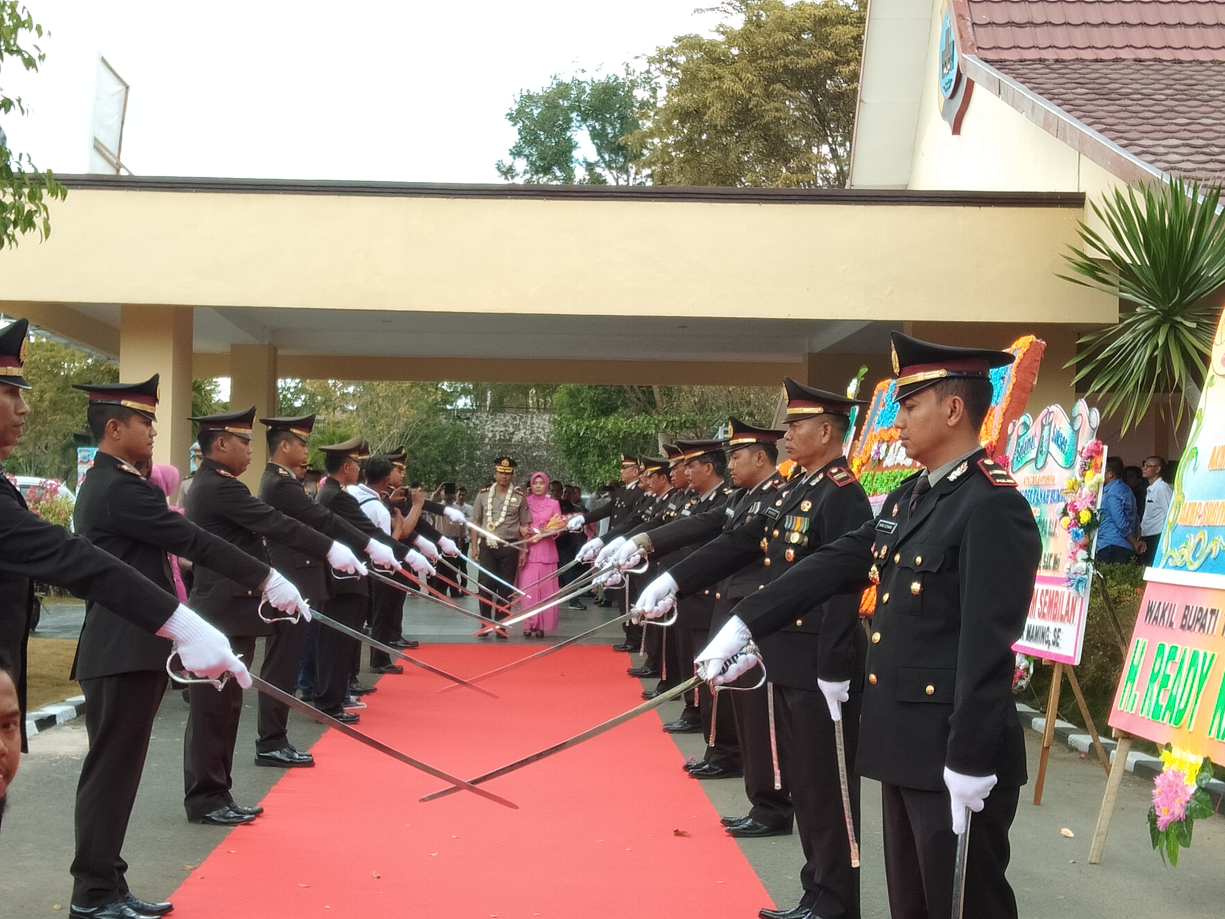 Suasana Haru Iringi Pamit Kenal Kapolres Tanbu