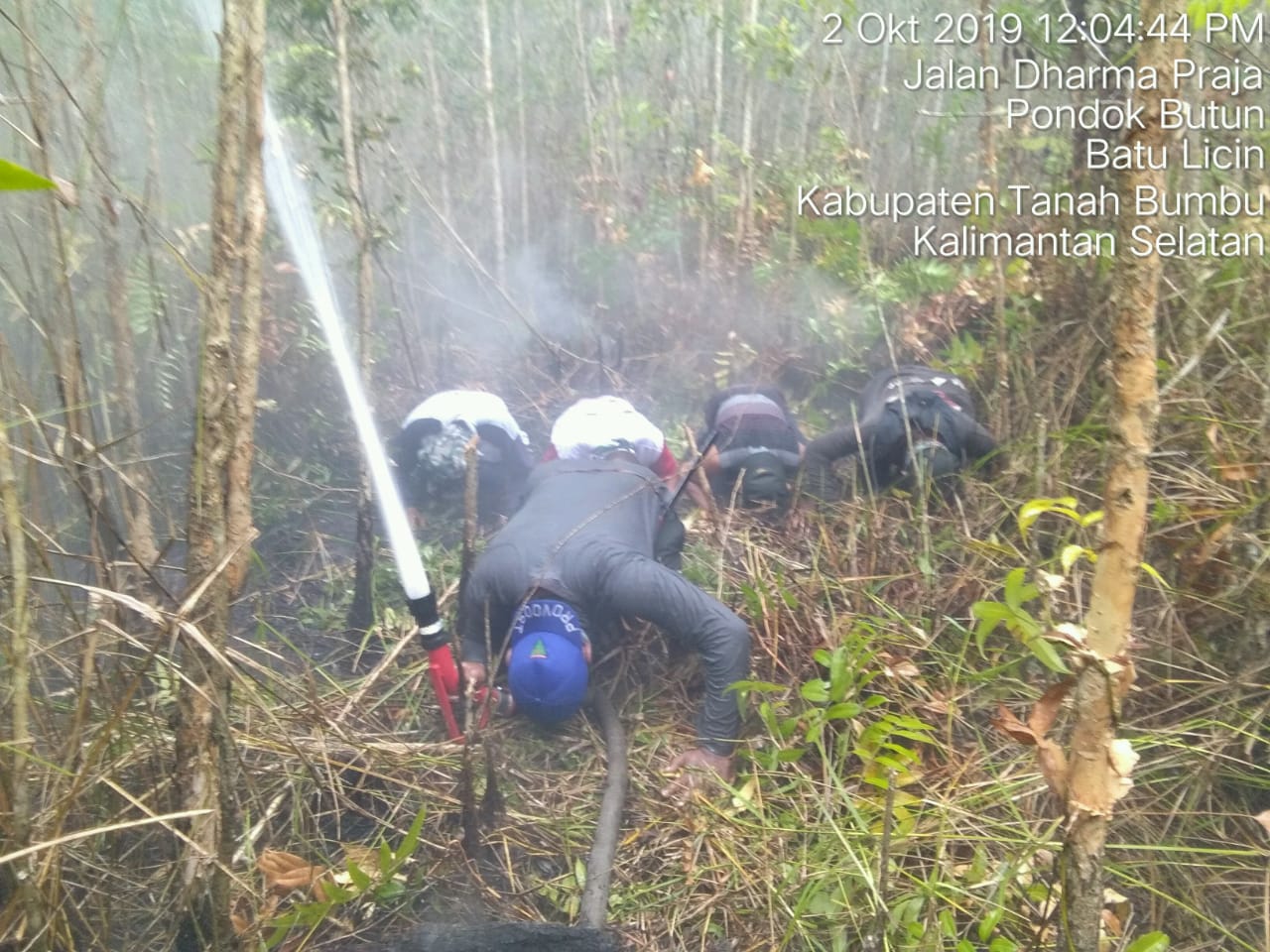 Langsung Sujud Syukur, Tim Satgas Karhutla Kodim 1022/TNB Ditengah Upaya Pemadaman Api