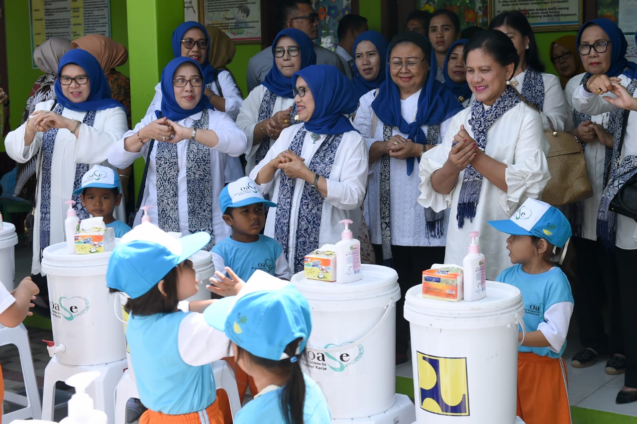 Ibu Iriana Bersama OASE KK Sosialisasi kan Kesehatan Serta Berikan Bantuan Pendidikan