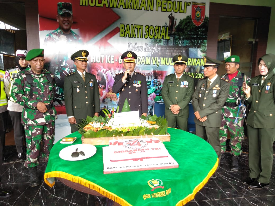 Kapolres Tanbu Potong Tumpeng Serta Ucapkan Selamat HUT TNI Ke-74 Di Makodim 1022/Tnb