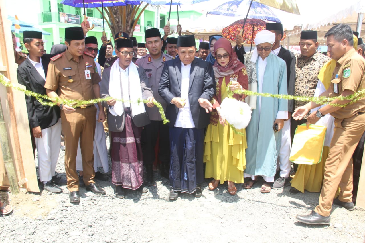 Bupati Tanbu Sumbang 500 Mushaf Al Qur’an Pada Hari Santri