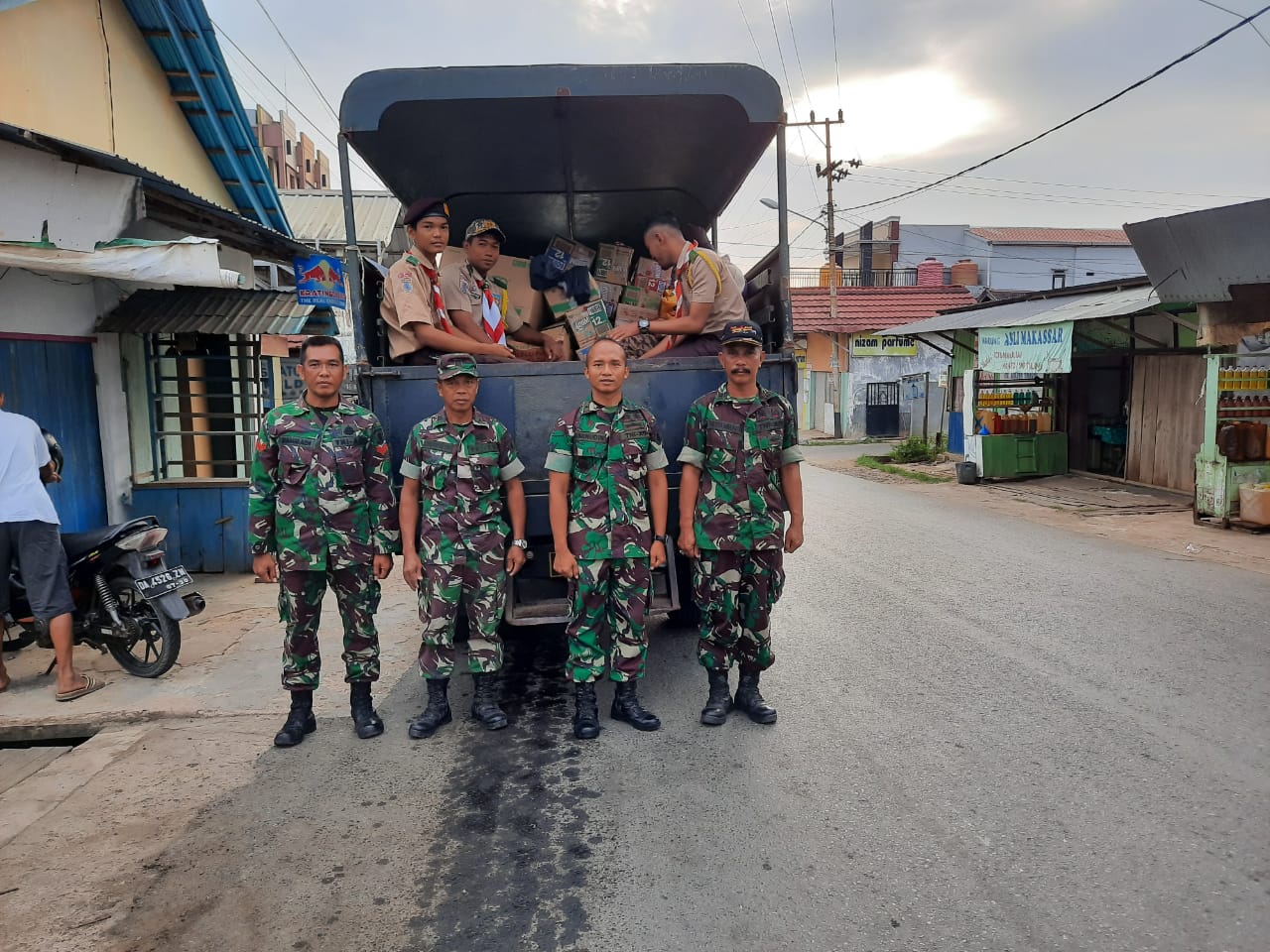 Kodim 1022/Tnb Bersama Saka Wira Kartika Galang Bantuan Kemanusiaan Kebakaran Pulau Sebuku