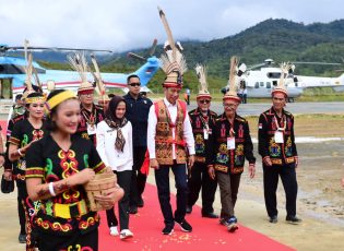 Presiden RI Dianugerahi Gelar Adat Dayak Lundayeh