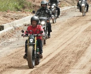 Naik Motor, Presiden Jokowi Mencoba Jalan Perbatasan Kalimantan