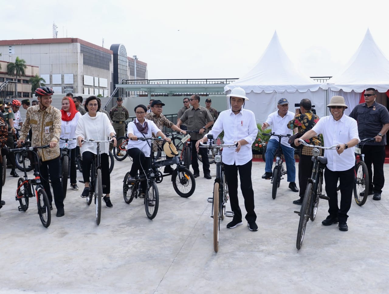 Tinjau Pasar Johar Presiden RI Sembari Bersepedah Di Kota lama Semarang