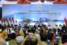 Presiden Serahkan 2.020 Sertifikat Hak Tanah di Jawa Timur