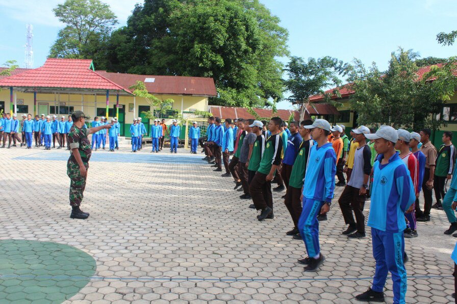 Kodim 1022/Tnb Tanamkan Wasbang dan Kedisiplinan Siswa Siswi SMK Kodeco