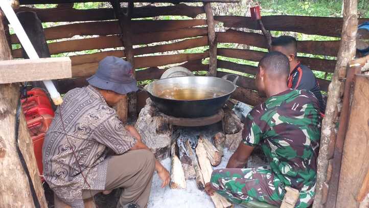 Satgas TMMD Ke-107 Komsos Dengan Pembuat Gula Aren.