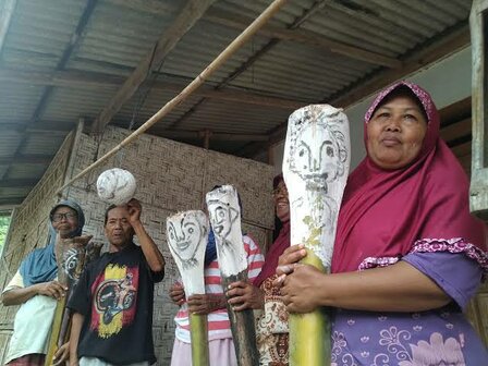 “Tetek Melek” Cara Unik Warga Tulungagung Tangkal Covid-19