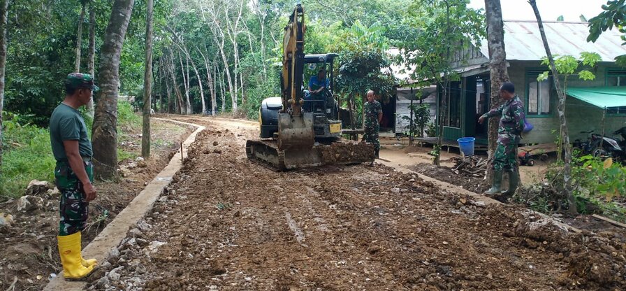 Alat Berat Diturunkan Bantu Perbaikan Jalan TMMD.