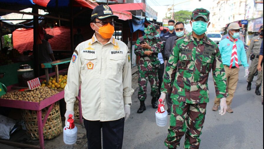 Kodim 0314/Inhil Bersama Tim Gugus Tugas Covid-19 Gelar Penyemprotan Disinfektan