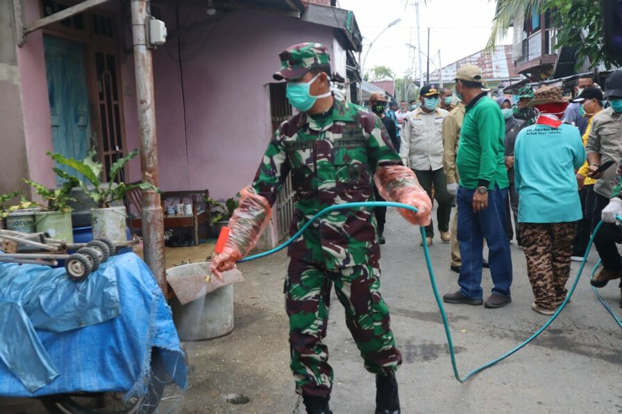 Kodim 0314/Inhil Bersama Forkompinda Semprotkan 40.000 Liter Disinfektan