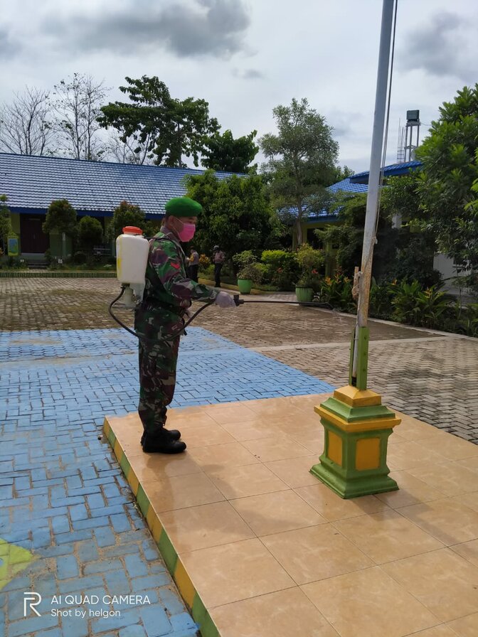 Bersama Muspika Koramil 1022-07/Angsana Cegah Covid-19 Semprotkan Disinfektan Di Fasilitas Umum