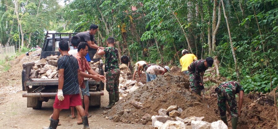 Bersama Warga Satgas TMMD Genjot Pembuatan Siring Jalan