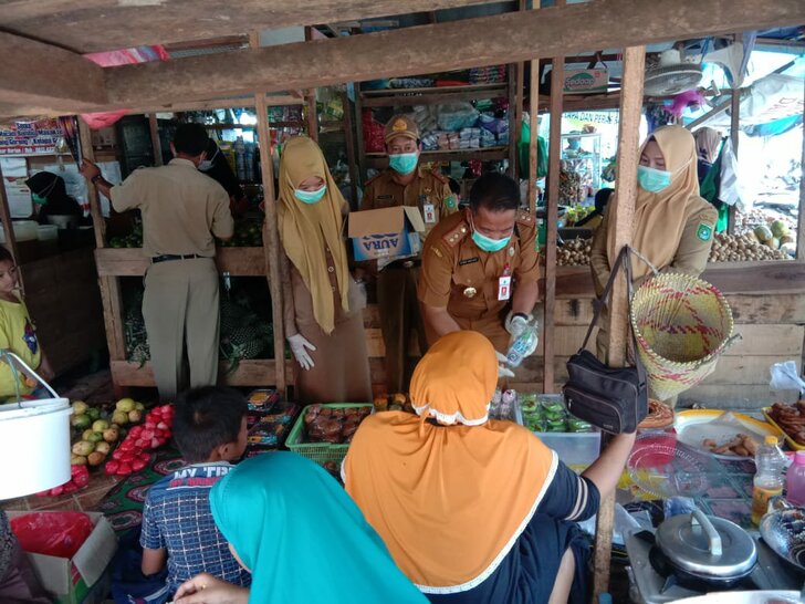 Pemkab Tanbu Bagikan Sanitizer Pada Tukang Becak dan Pedagang