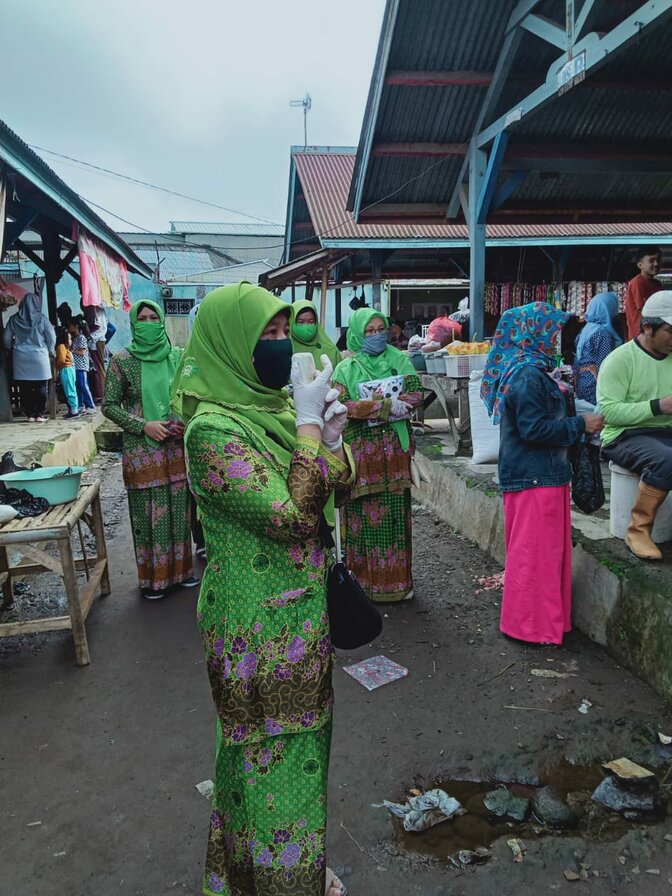 Muslimat dan Fatayat NU Kabupaten Tegal Bagikan 10 Ribu Masker