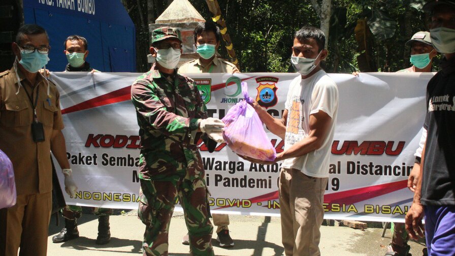Salurkan Bantuan Jhonlin Group, Danramil 1022-05/Krb Sambangi Warga Karang Rejo