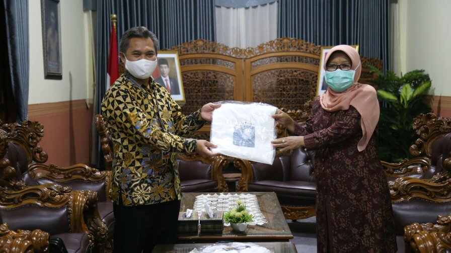 Bank Indonesia Peduli Sumbang 60 Hazmat dan 4.000 Masker Kain