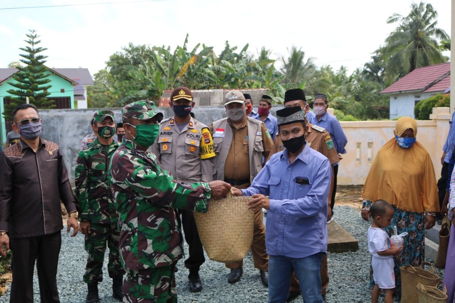 Bersama Muspida Kodim 1022/Tnb Tegakkan Disiplin Covid-19 Di Kampung Tangguh