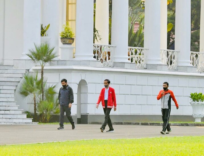 Presiden Ditemani Panglima TNI Berolahraga di Istana Bogor