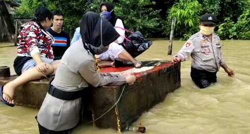 Anggota Polres Tanbu Selamatkan Wanita Hamil Yang Terjebak Banjir