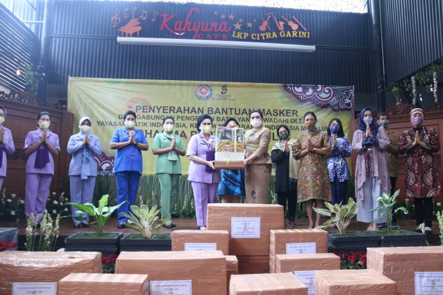 Ibu Hetty Andika Perkasa Hadiri Penyerahan Bantuan 20 ribu Masker dari YBI ke Dharma Pertiwi