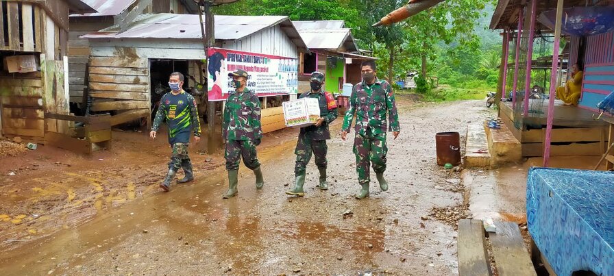 Kodim 1022/Tnb Kawal Langsung Penyaluran BLT Serta Bantuan Sembako dari PT. JG