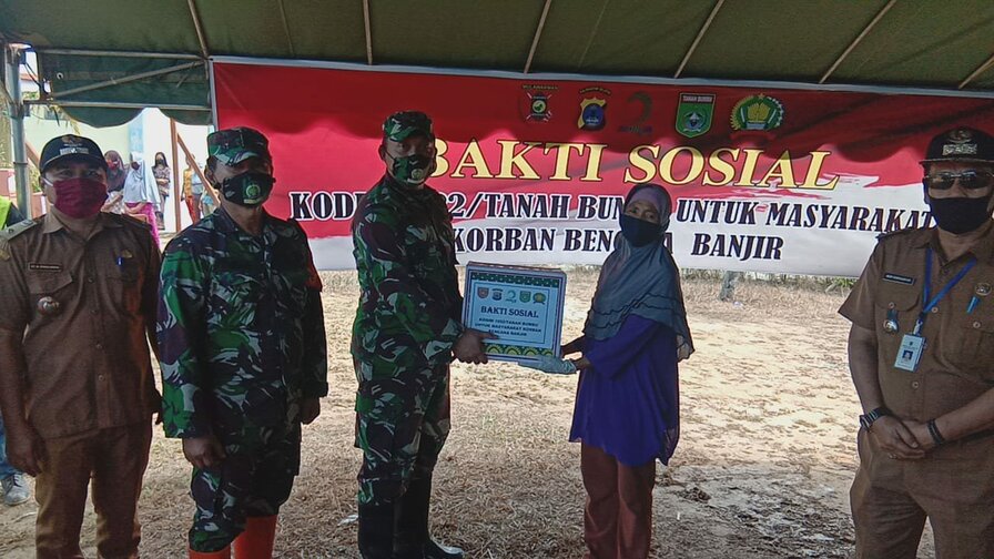 Dandim 1022/Tnb Bersama Kapolres Salurkan Bansos Untuk Warga Musibah Banjir Kec. Satui