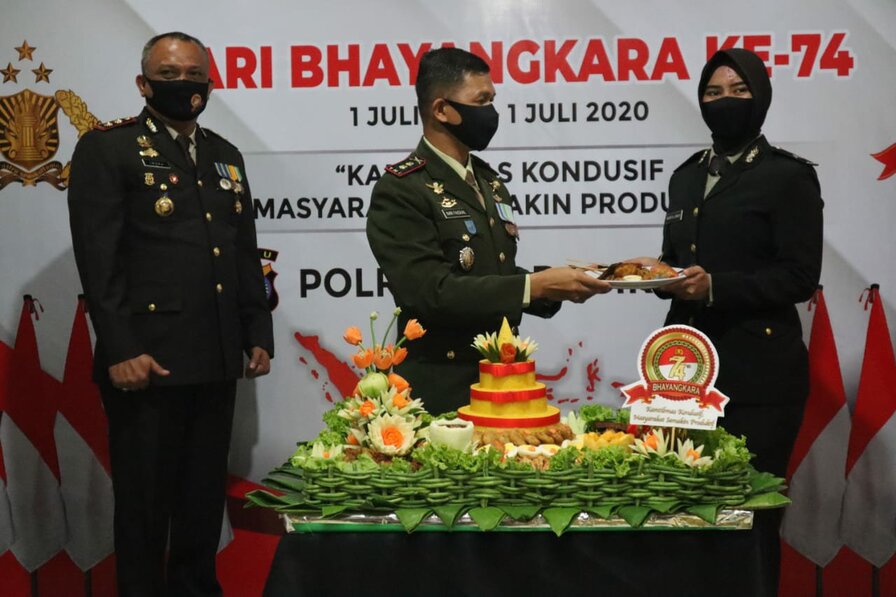 HUT Bhayangkara Ke-74 Dandim 0314/Inhil Potong Tumpeng Berikan Ke Polwan Polres Inhil