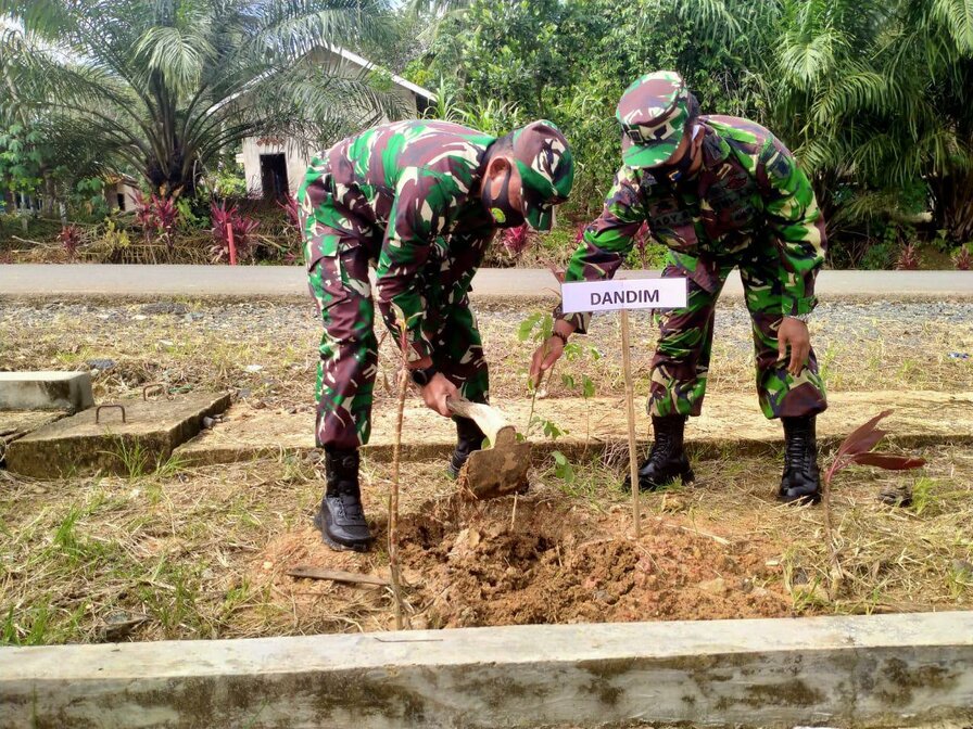 Penyaluran Bansos Dandim 1022/Tnb; Gotong Royong Jatidiri Bangsa Indonesia