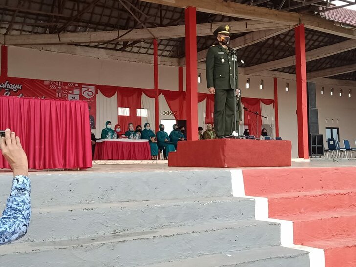 Danramil 1022-04/ Sti Bertidak Selaku Insrup Penurunan Bendera HUT RI Kec. Satui